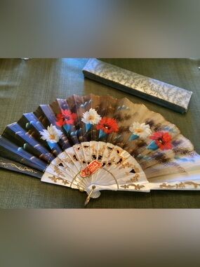 VTG Mother/Pearl  Gilded Linen  Folding Hand Fan W Victorian 2 Sided Pattern
